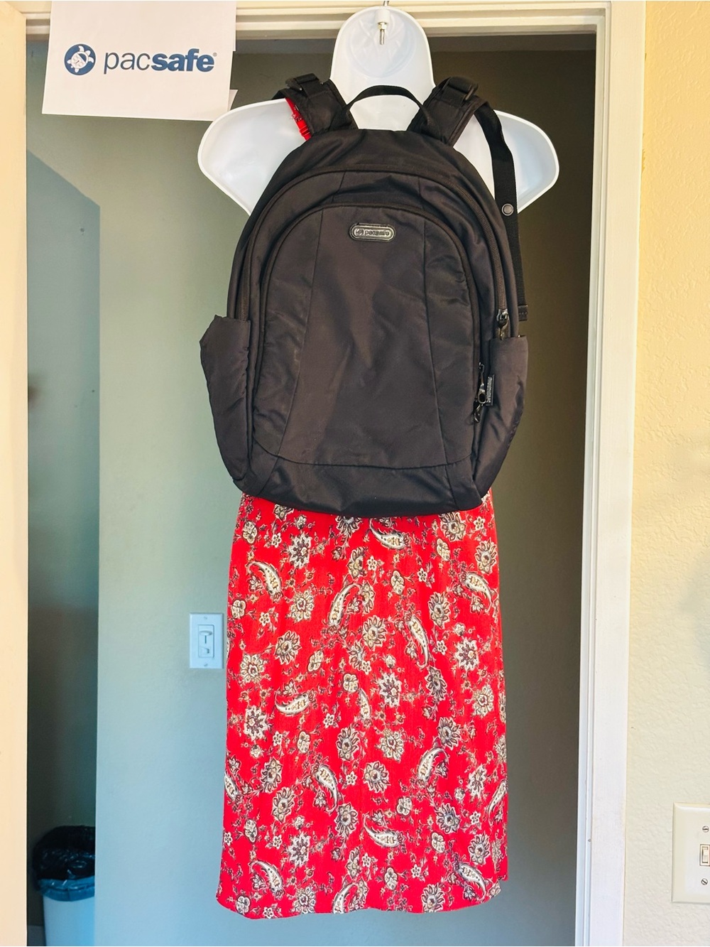 Pacsafe Black Anti-Theft Day Backpack. PacSafe Metrosafe 350 GII